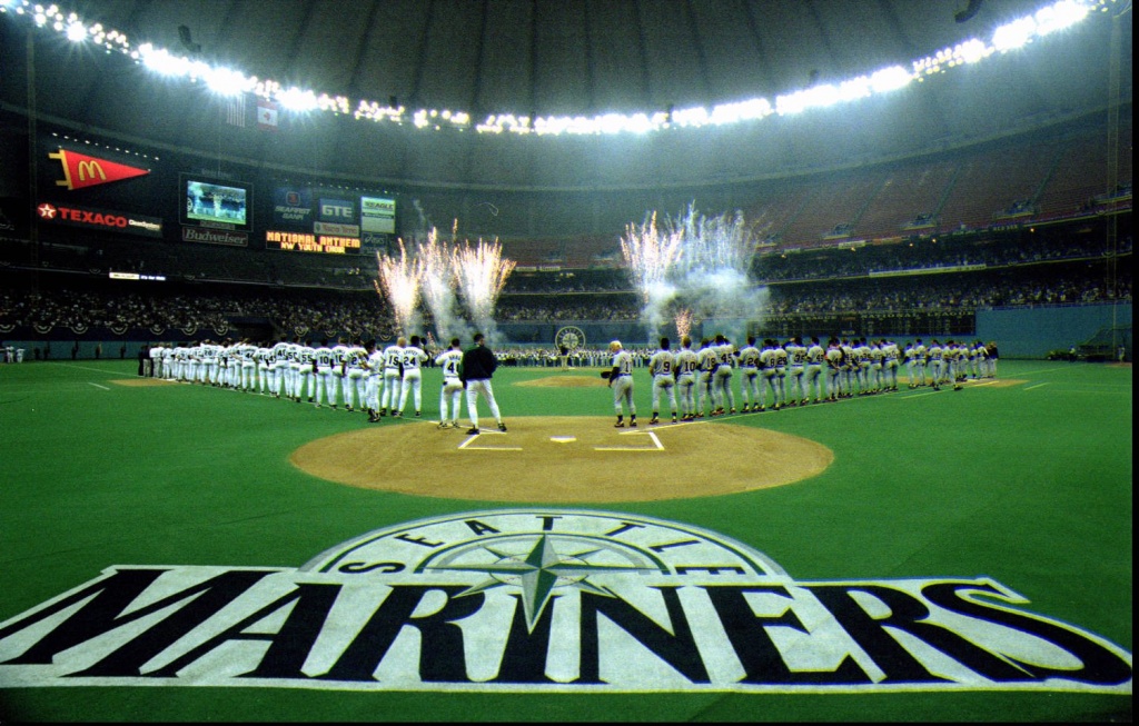 Retired Seattle Mariners outfielder Jay Buhner is inducted into