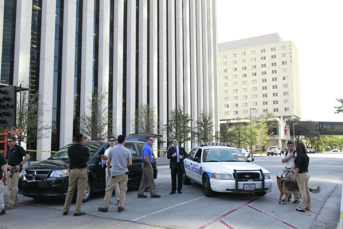 Bush greets Obama at Houston airport