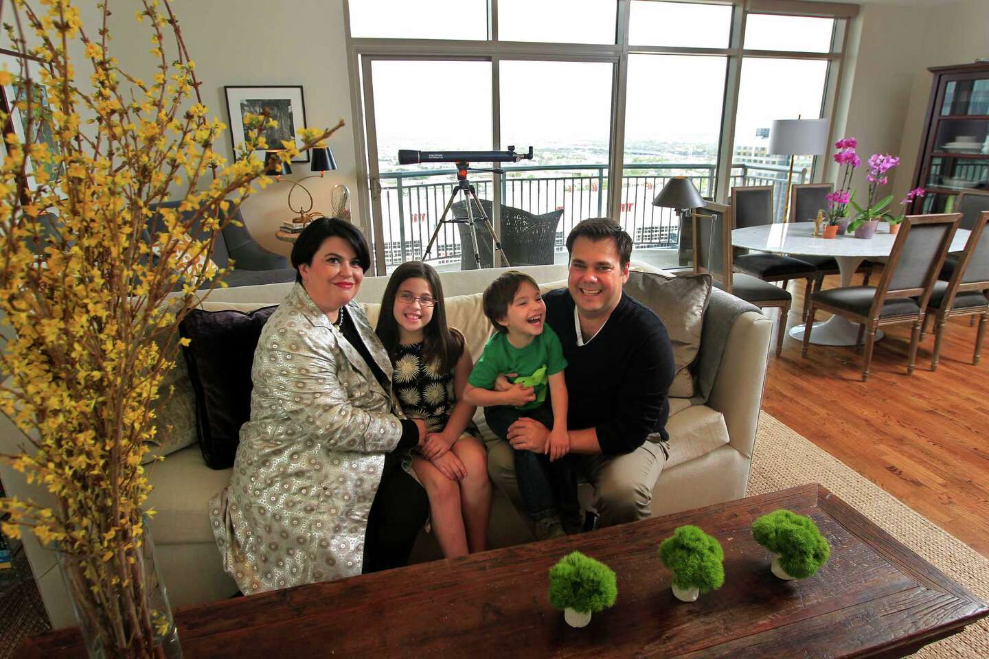 Houston family bucks tradition to create artful, high-rise abode - High Rise Abode