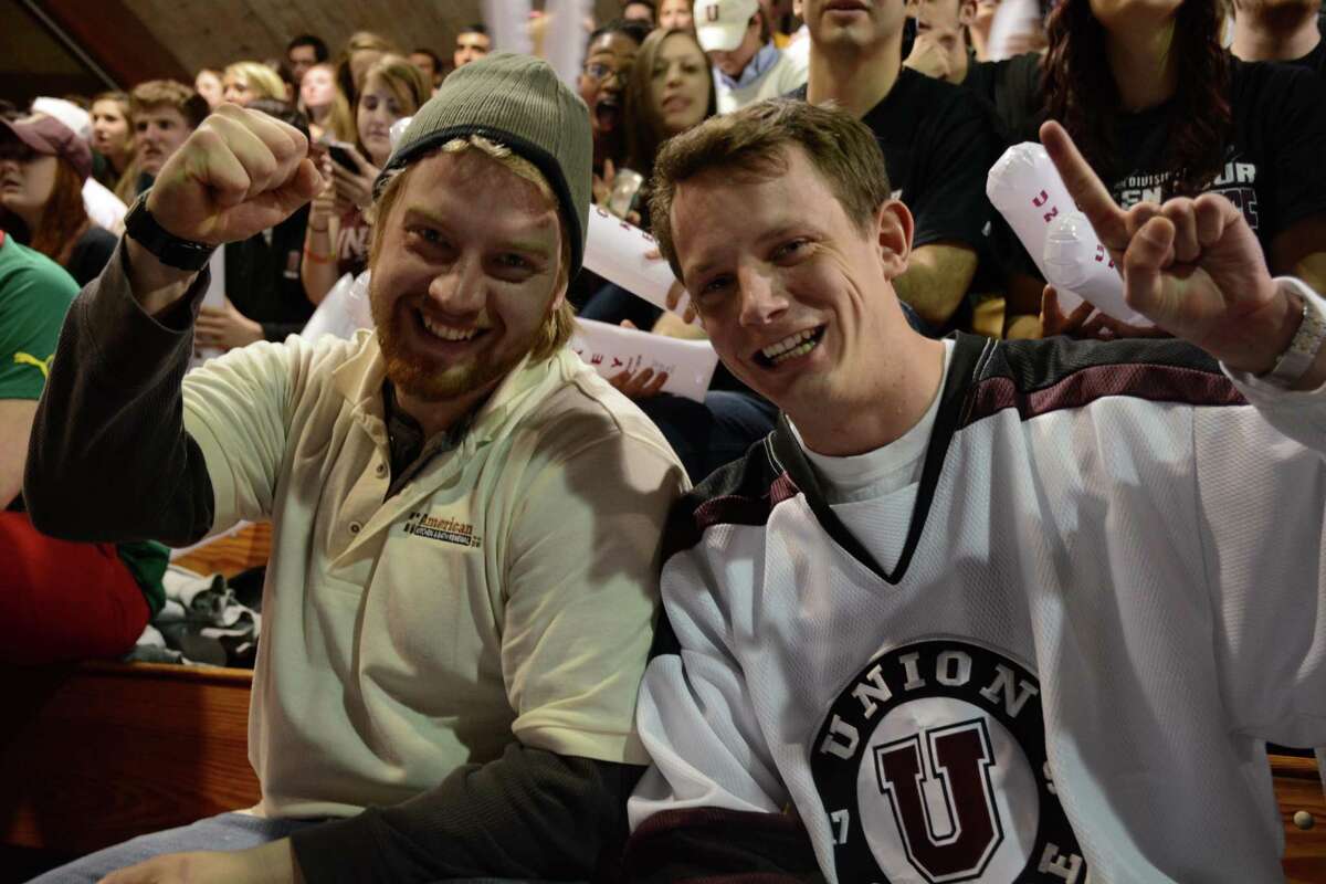 Dutchmen skate to final