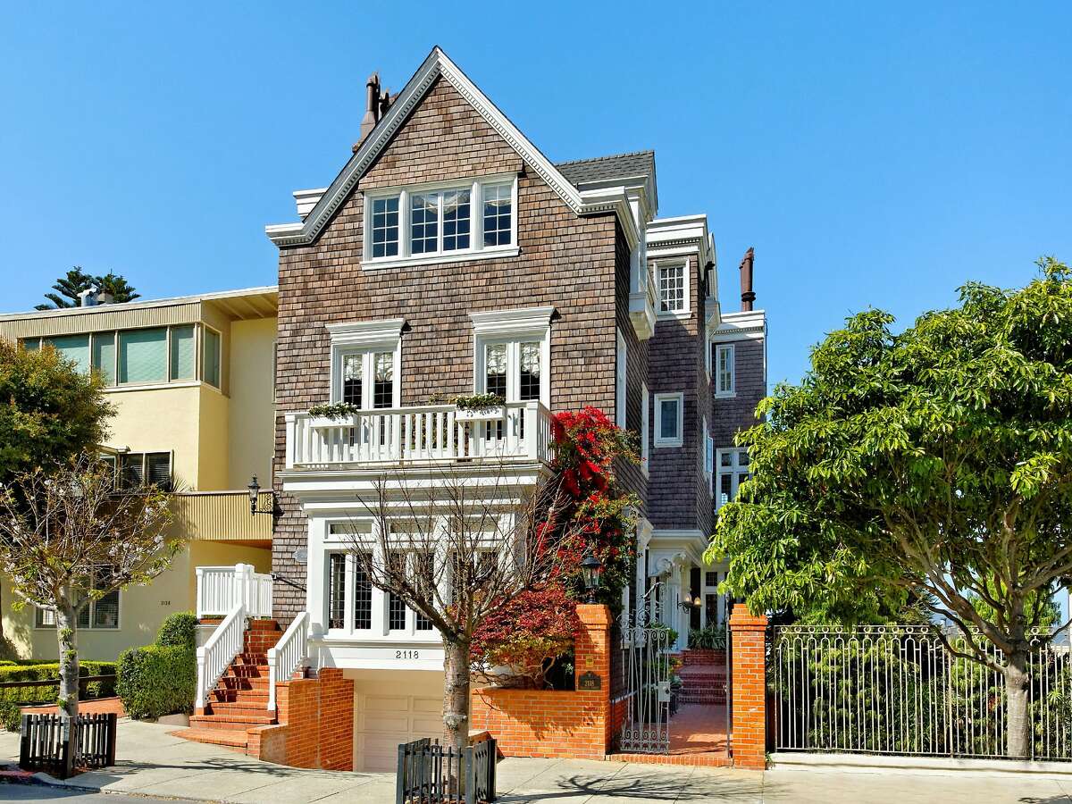 Classic details, worldclass views dominate Pacific Heights home
