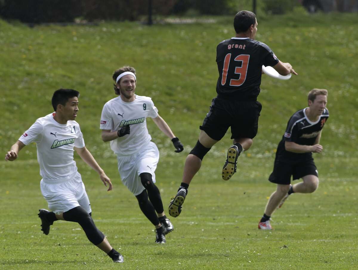 2 ultimate Frisbee leagues throwing into wind