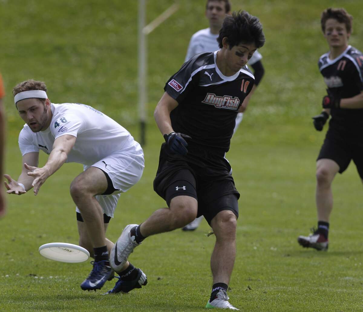 2 ultimate Frisbee leagues throwing into wind