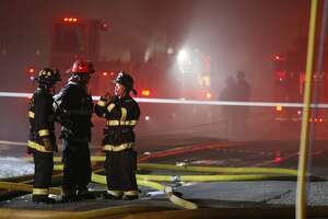 伯克利消防员在I-80号州际公路附近与5级警报仓库火灾搏斗