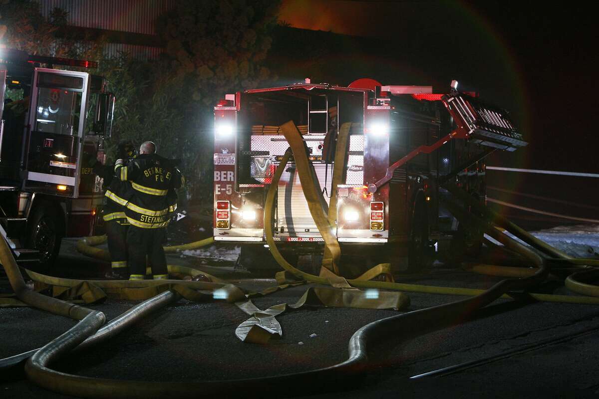 2014年4月12日，加州伯克利第二街1800街区发生火灾，消防队员正在灭火。