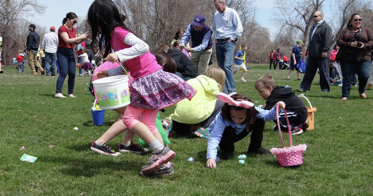 Kids Scramble To Hunt Eggs Traordinary Quarry