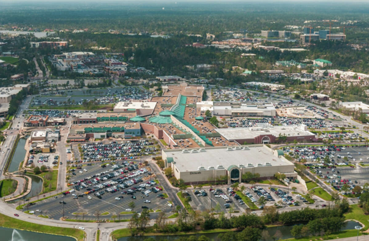 Deputies searching for Woodlands Mall jewelry store robbers