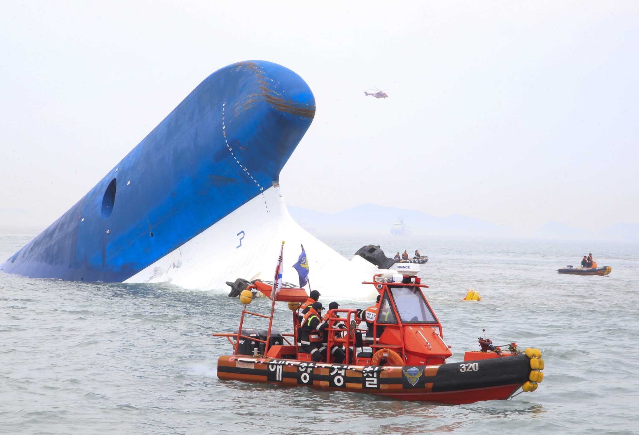 Hundreds missing after S. Korean ferry sinks