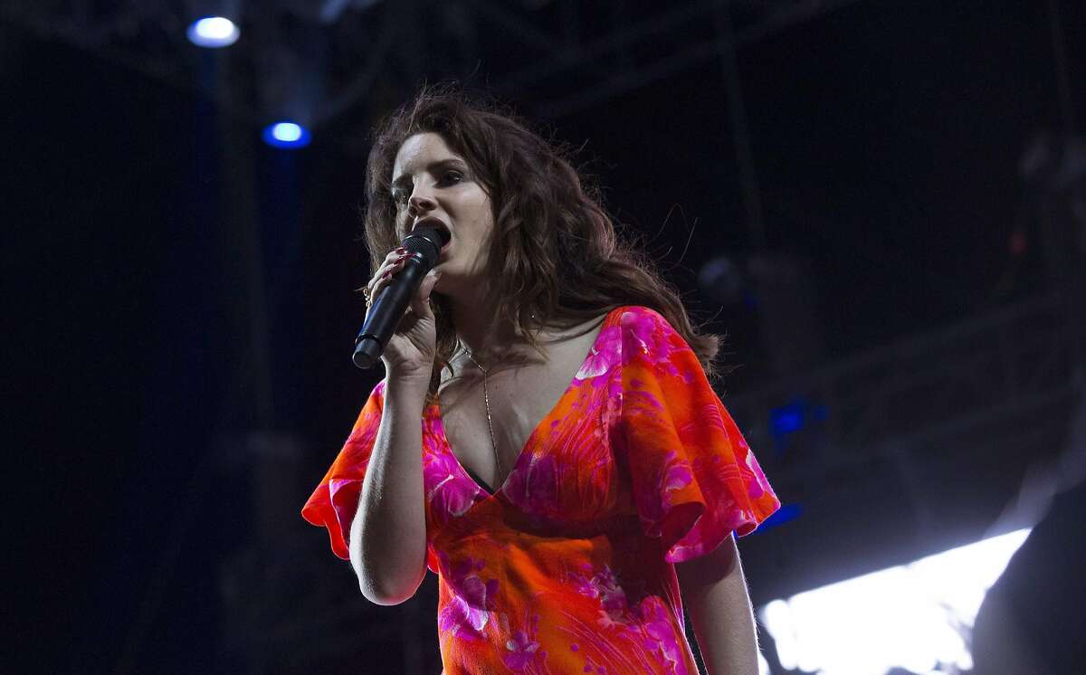 Singer Lana Del Rey performs at the Coachella Valley Music and Arts Festival in Indio, California April 13, 2014. REUTERS/Mario Anzuoni (UNITED STATES - Tags: ENTERTAINMENT)