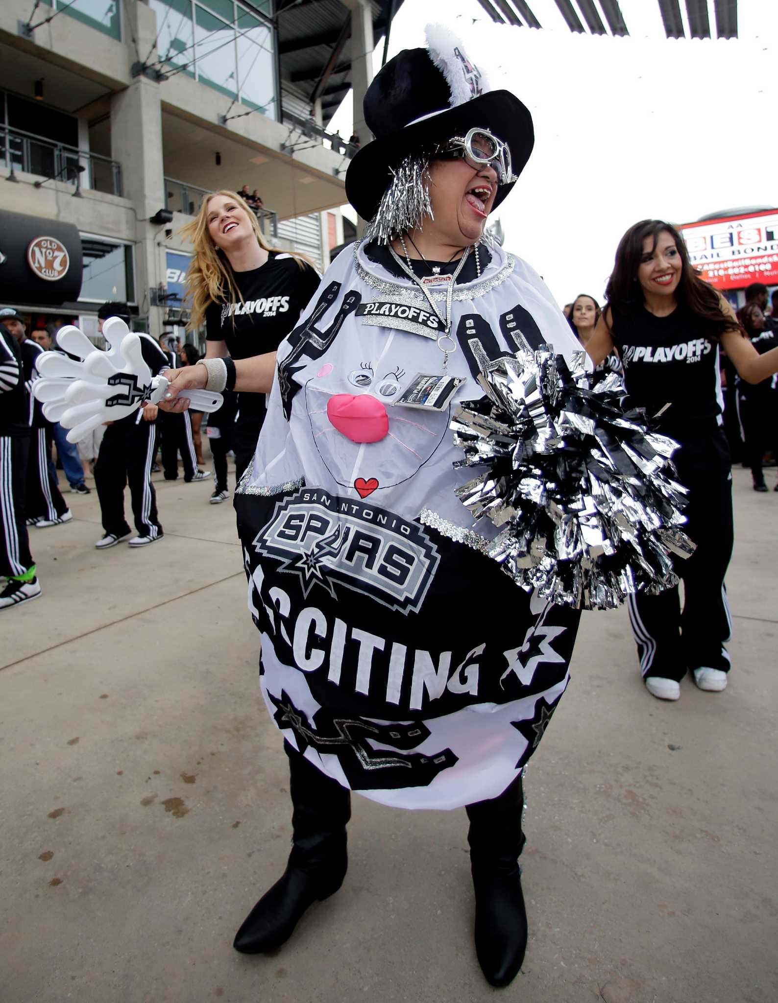 20 reasons why 'The Spurs Lady' is the best kind of woman and fan