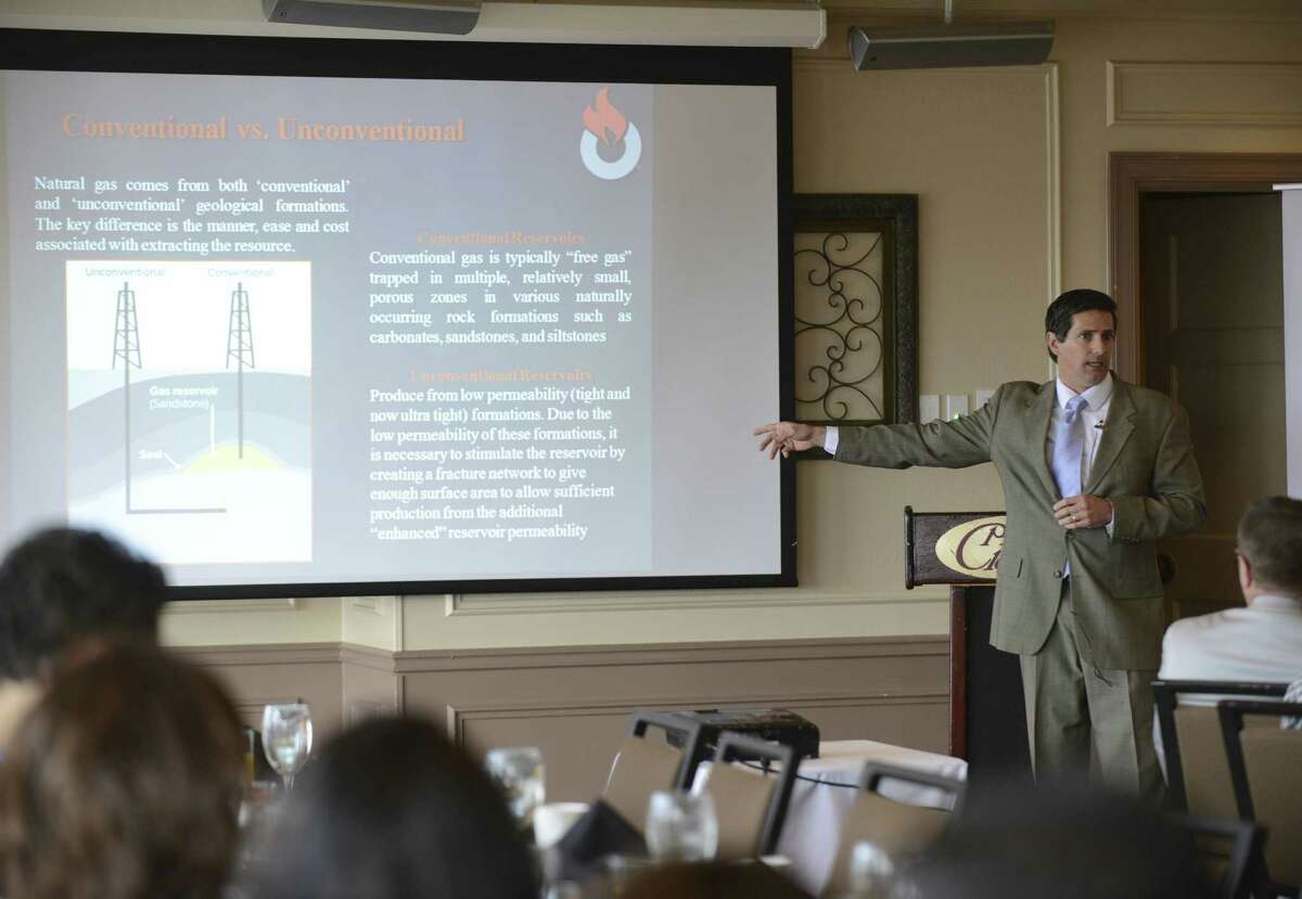 Carlos Garcia, de Lewis Energy Group, fue el orador invitado en una reunión de AEM cuando se firmó el pacto.