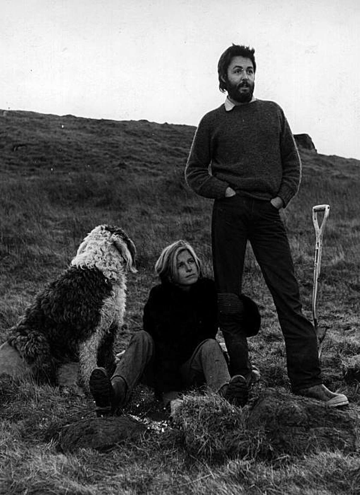 5th January 1970: Paul and Linda McCartney (1941 - 1998) on their lonely farm near the fishing town of Campbeltown, the day after McCartney started High Court proceedings to seal the final break-up of the Beatles. Mirror Syndication International.