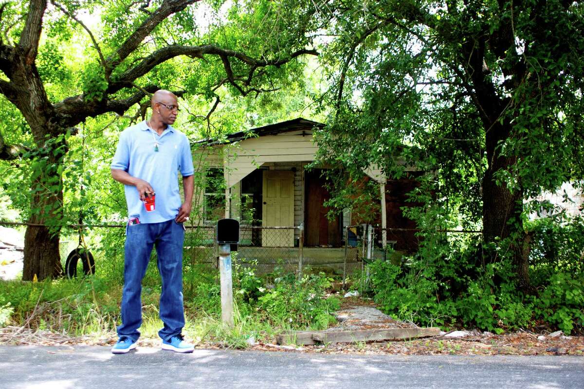 Settegast resident Drexel Motley has mixed feelings about razing vacant houses like this one on Boy Street. ( Johnny Hanson / Houston Chronicle )