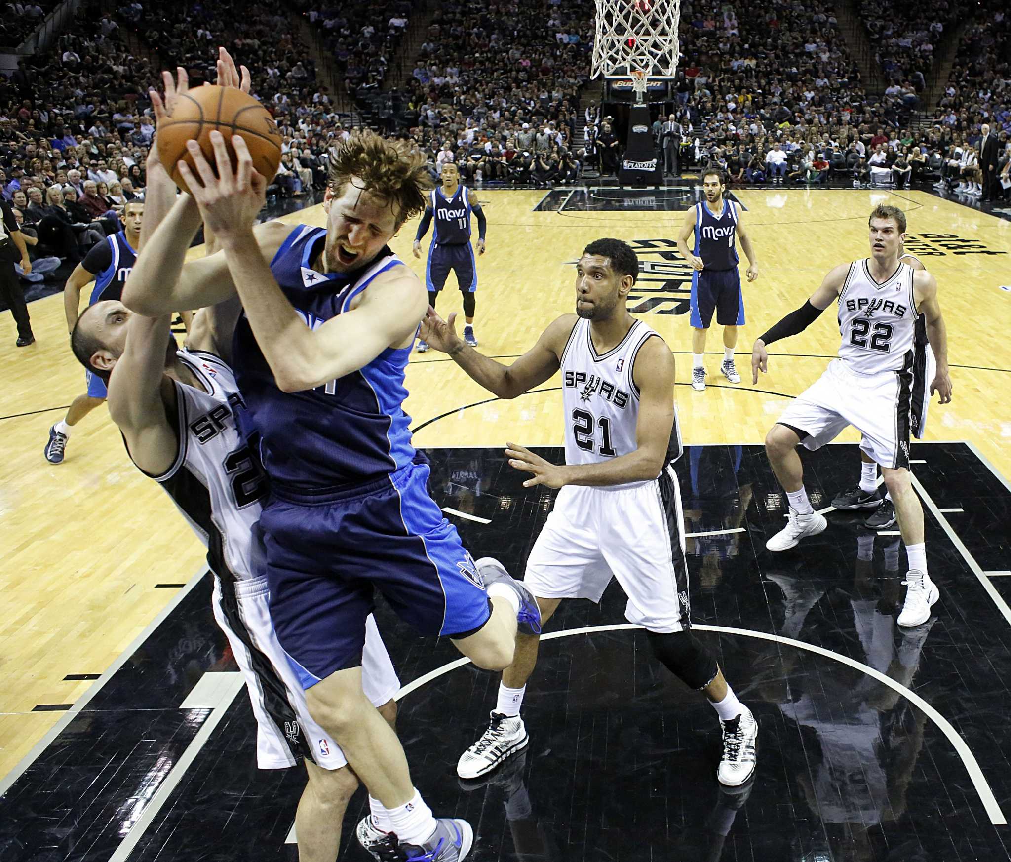 Mavericks, Heat score first-round victories