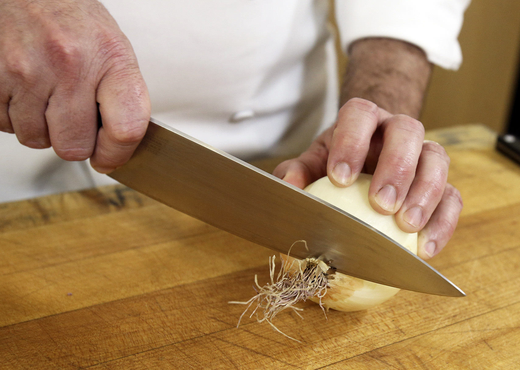 how-to-cook-cutting-an-onion-without-tears