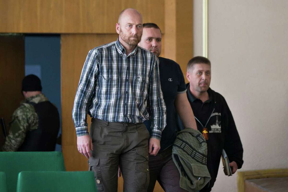 Observers held in Ukraine speak amid armed insurgents