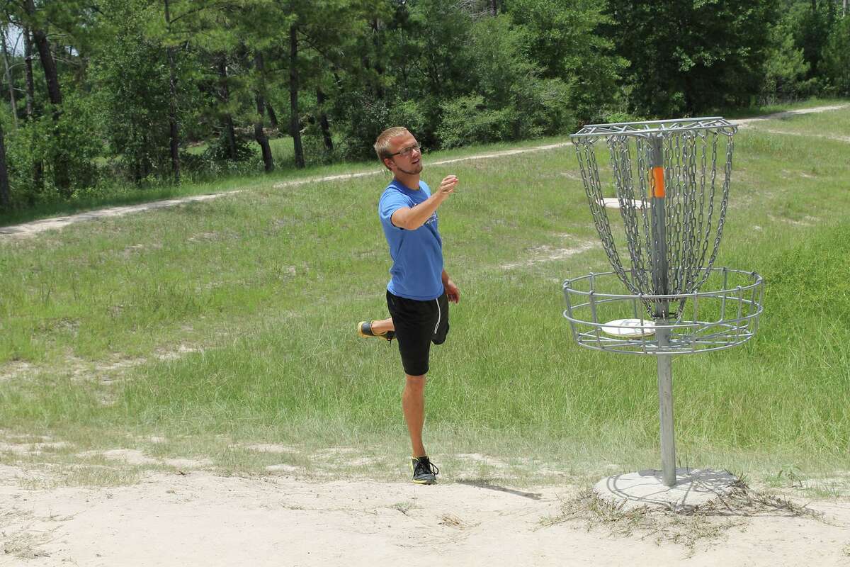 UH student attempting to break Guinness record for disc golf holes in ...