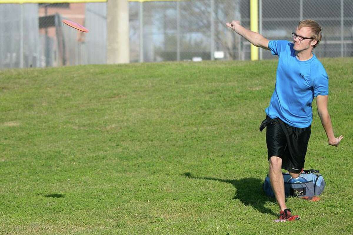 UH student attempting to break Guinness record for disc golf holes in