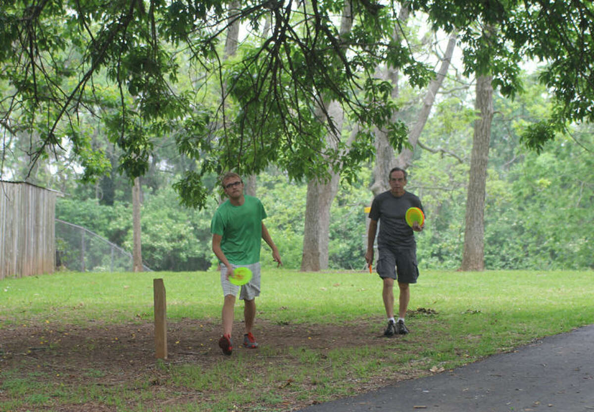 UH student attempting to break Guinness record for disc golf holes in