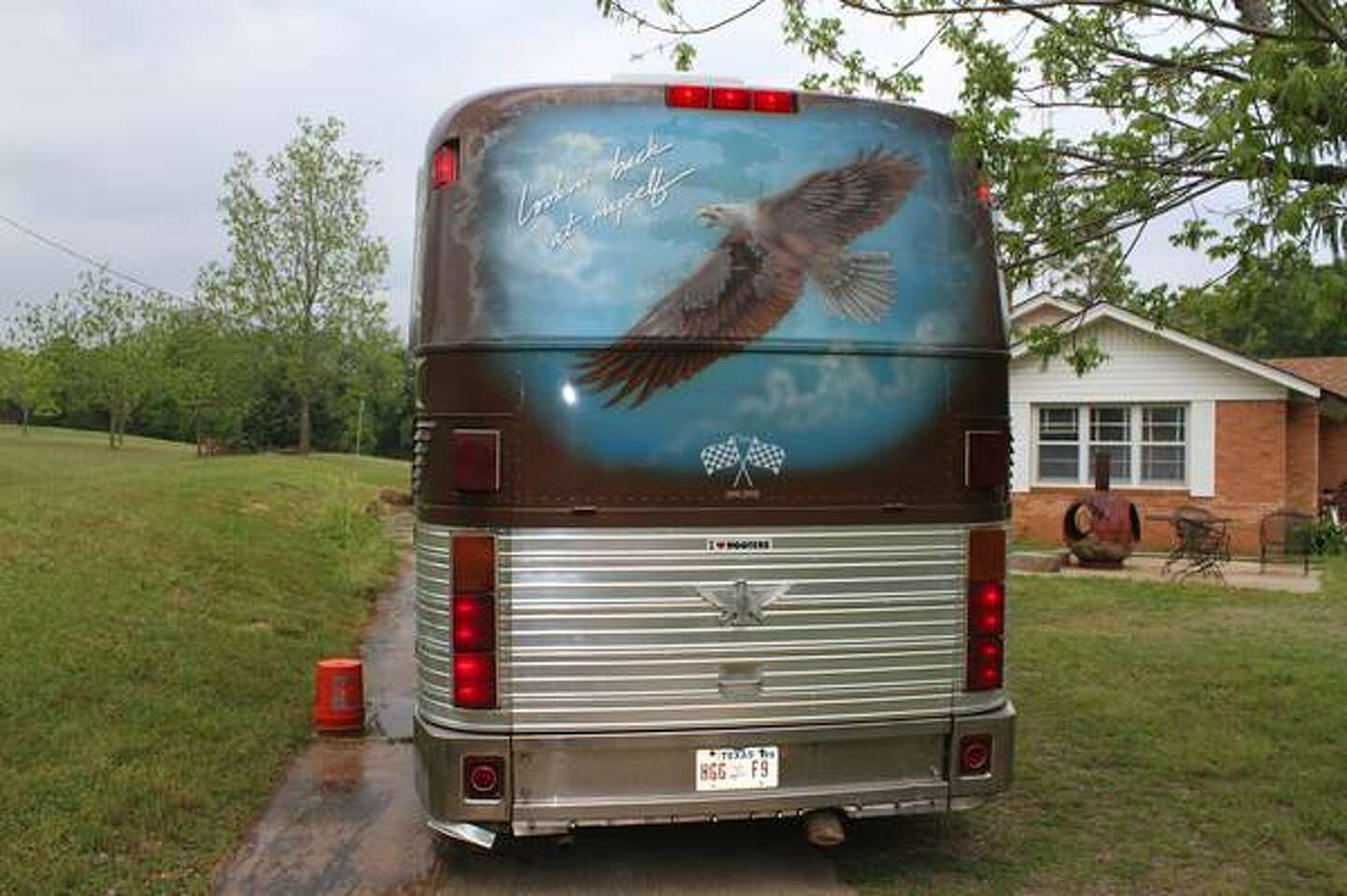 Willie Nelson's tour bus featured on 'Extreme RVs' for Travel Channel
