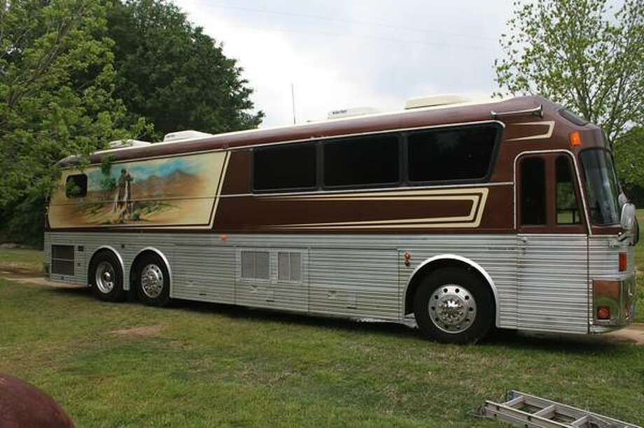 Willie Nelson Band S Tour Bus For Sale On Craigslist San