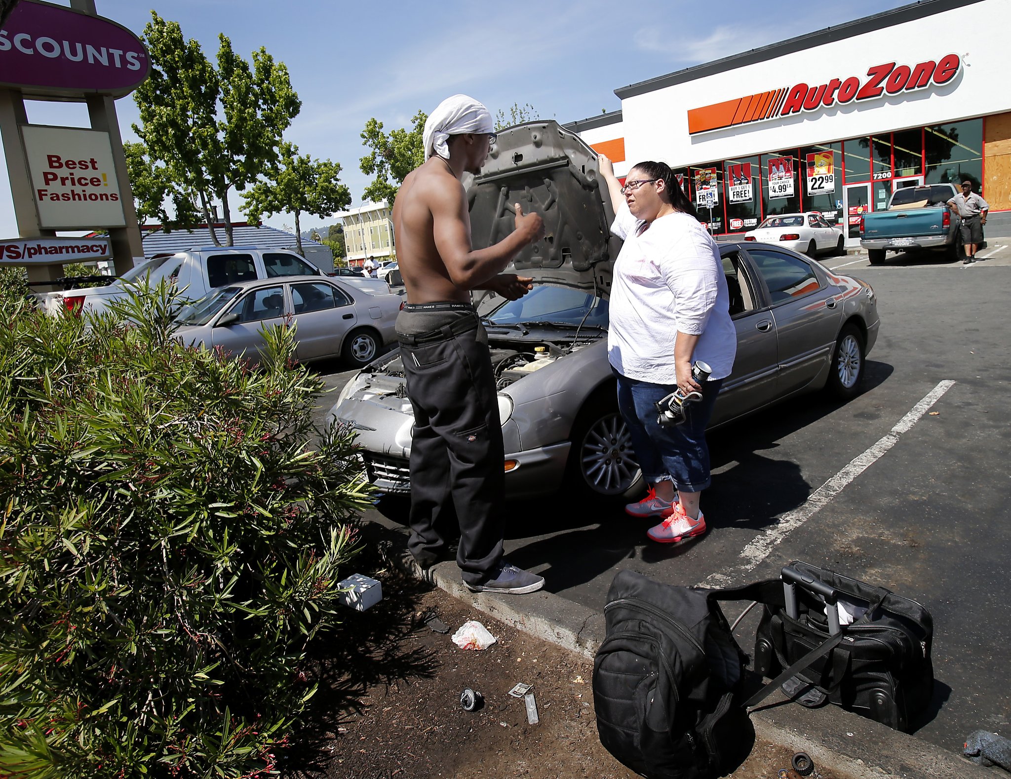 Illicit auto shop in Oakland parking lot has fans critics