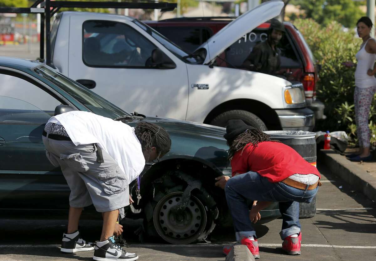 Illicit auto shop in Oakland parking lot has fans, critics