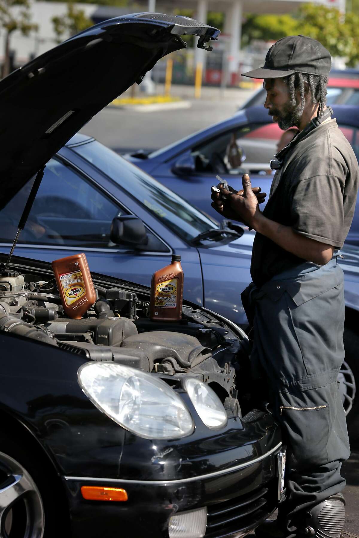 Illicit auto shop in Oakland parking lot has fans, critics