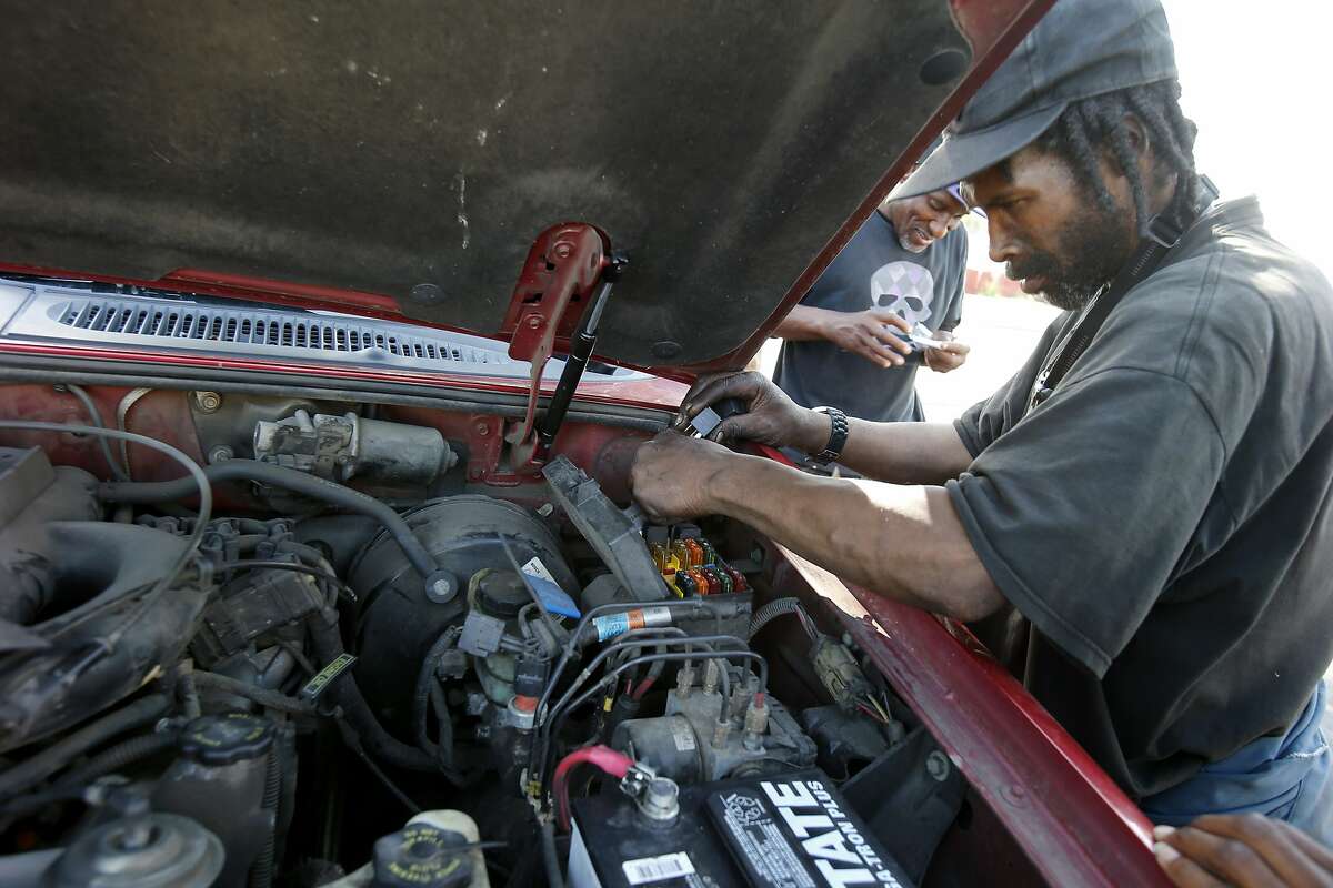 Illicit auto shop in Oakland parking lot has fans, critics