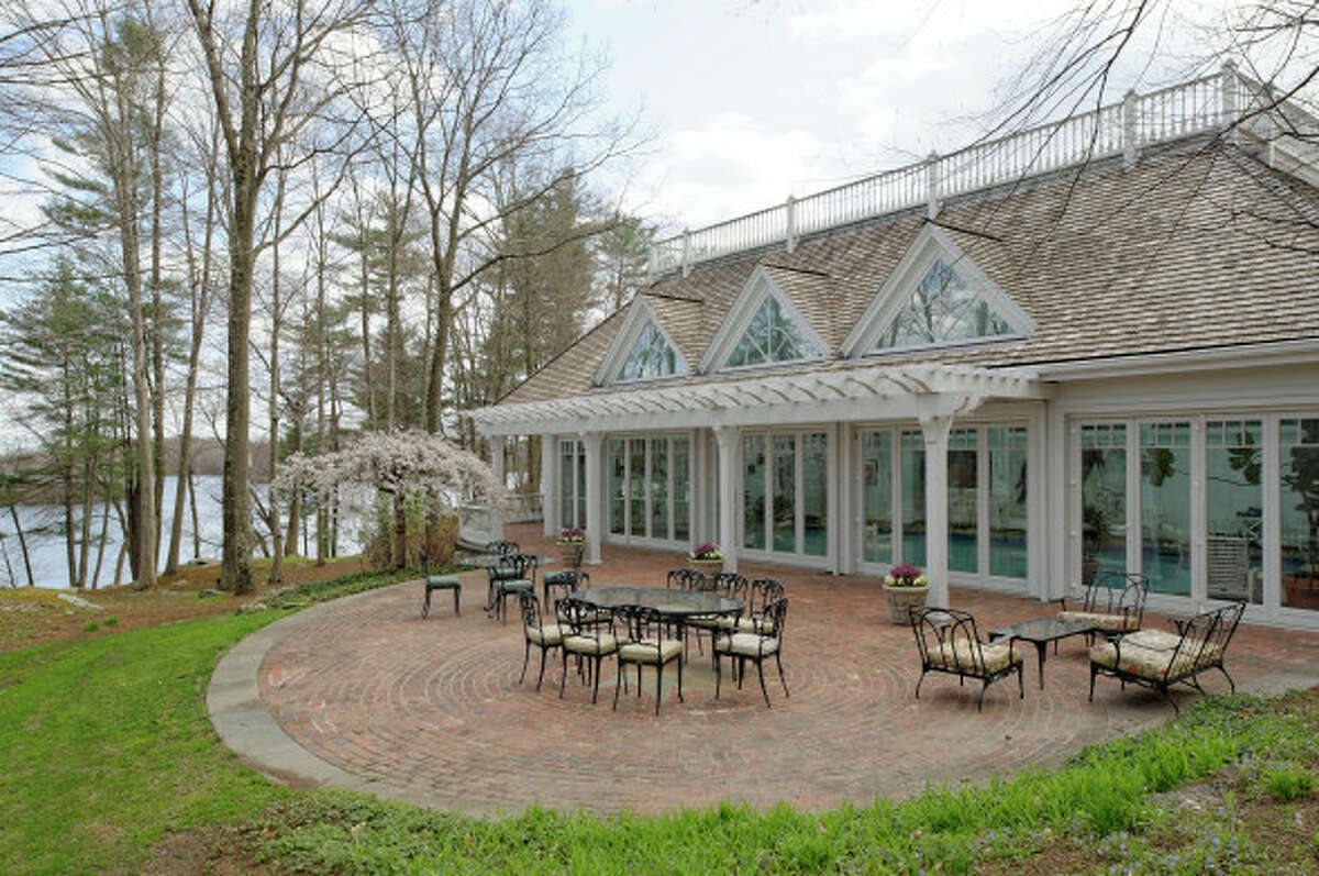 Ron Howard sold his Conyers Farm estate for $27.5 million. Check out the property.
