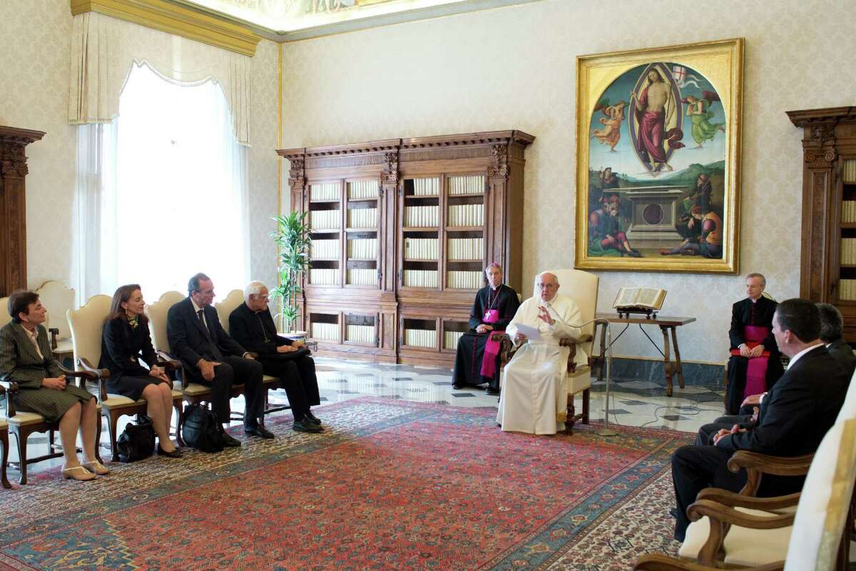 Osteen meets with Pope Francis at Vatican