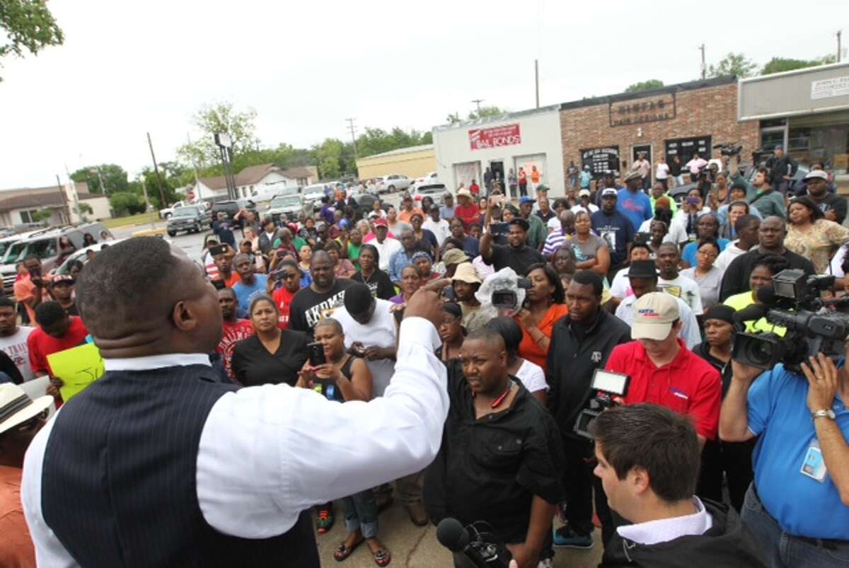 Protesters, mayor want officer fired in Hearne shooting