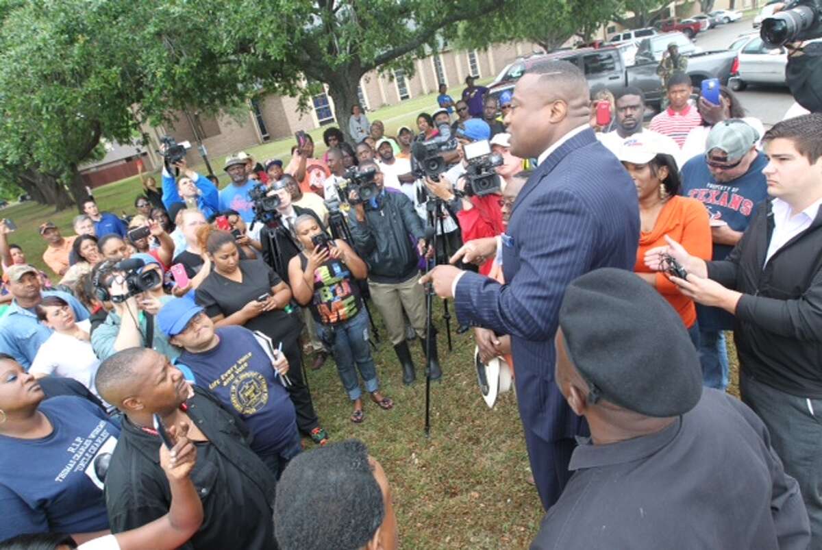 Protesters, mayor want officer fired in Hearne shooting
