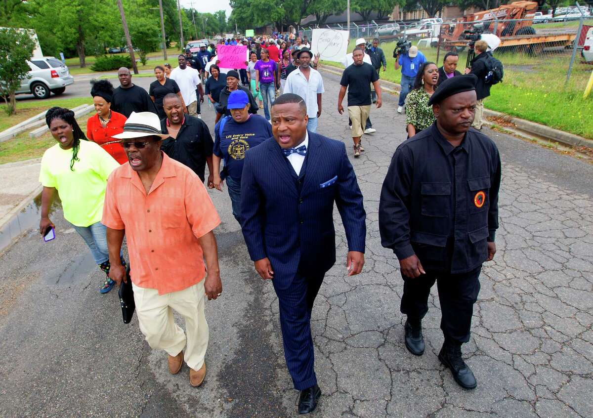 Protesters, mayor want officer fired in Hearne shooting