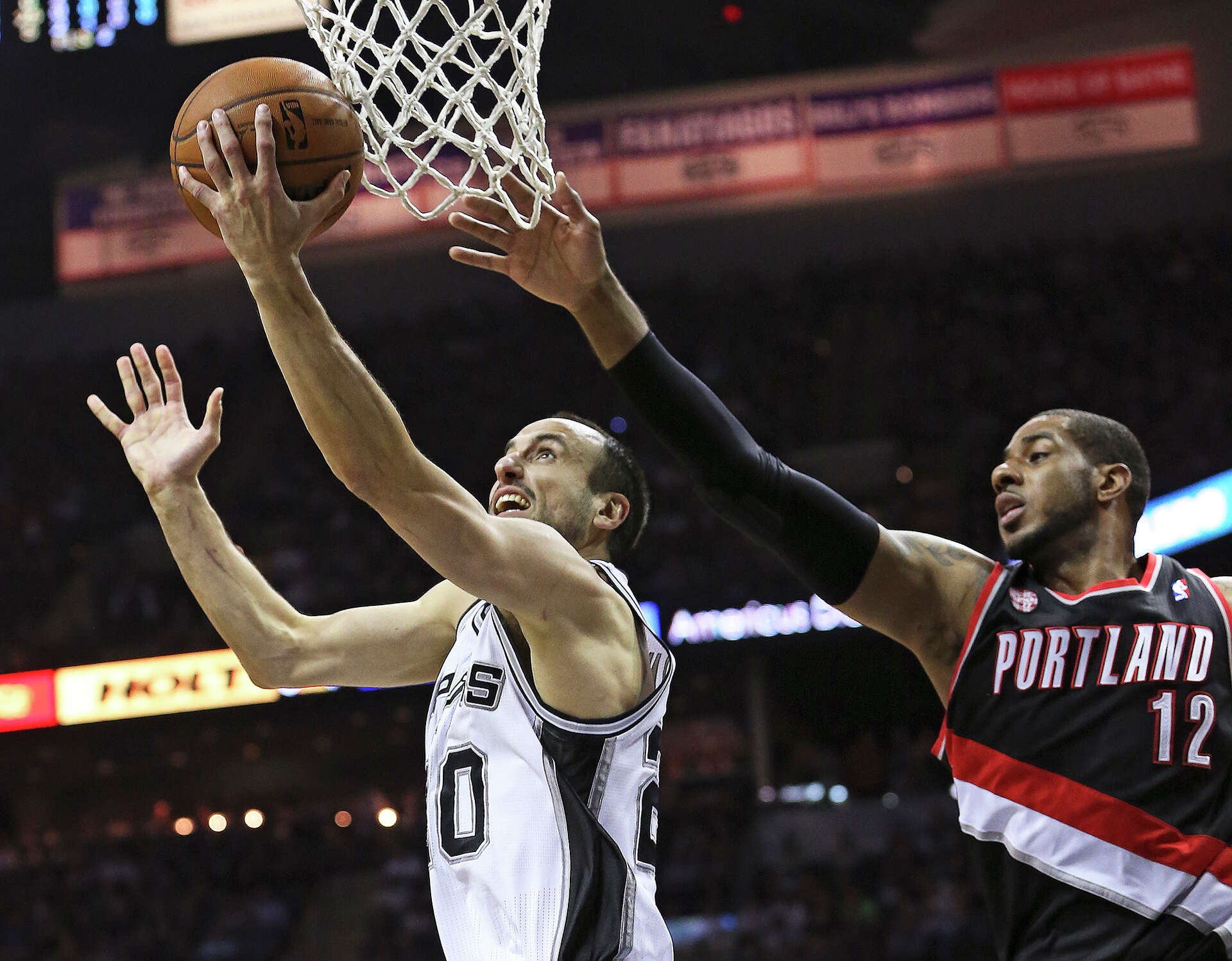 Snake rattles Blazers locker room, image size:1920x1499
