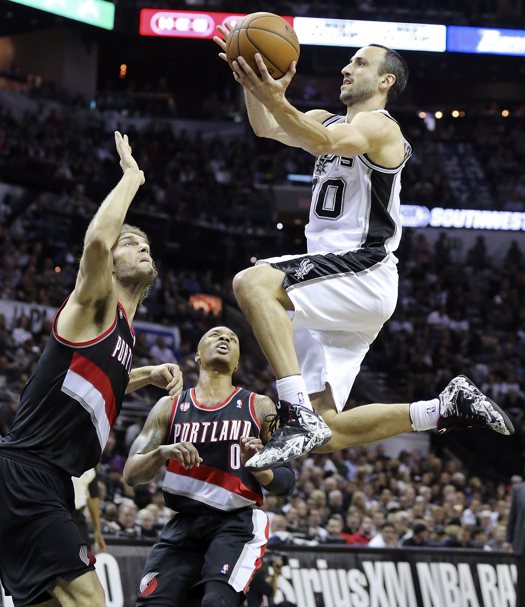 Snake rattles Blazers locker room, image size:1731x2000
