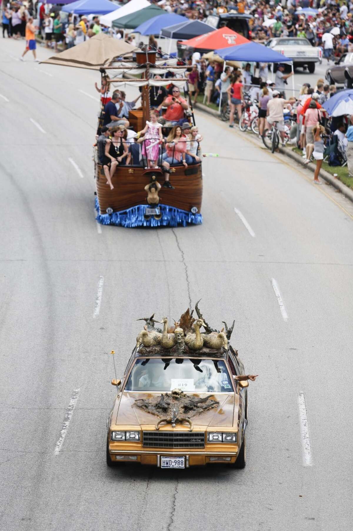 Hundreds of thousands turn out for record-setting Art Car Parade