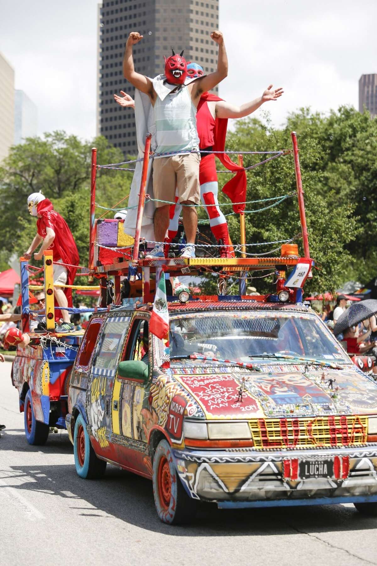 Hundreds of thousands turn out for record-setting Art Car Parade