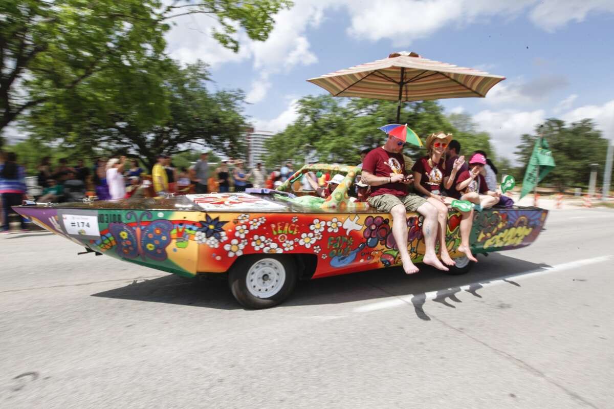 Hundreds of thousands turn out for record-setting Art Car Parade