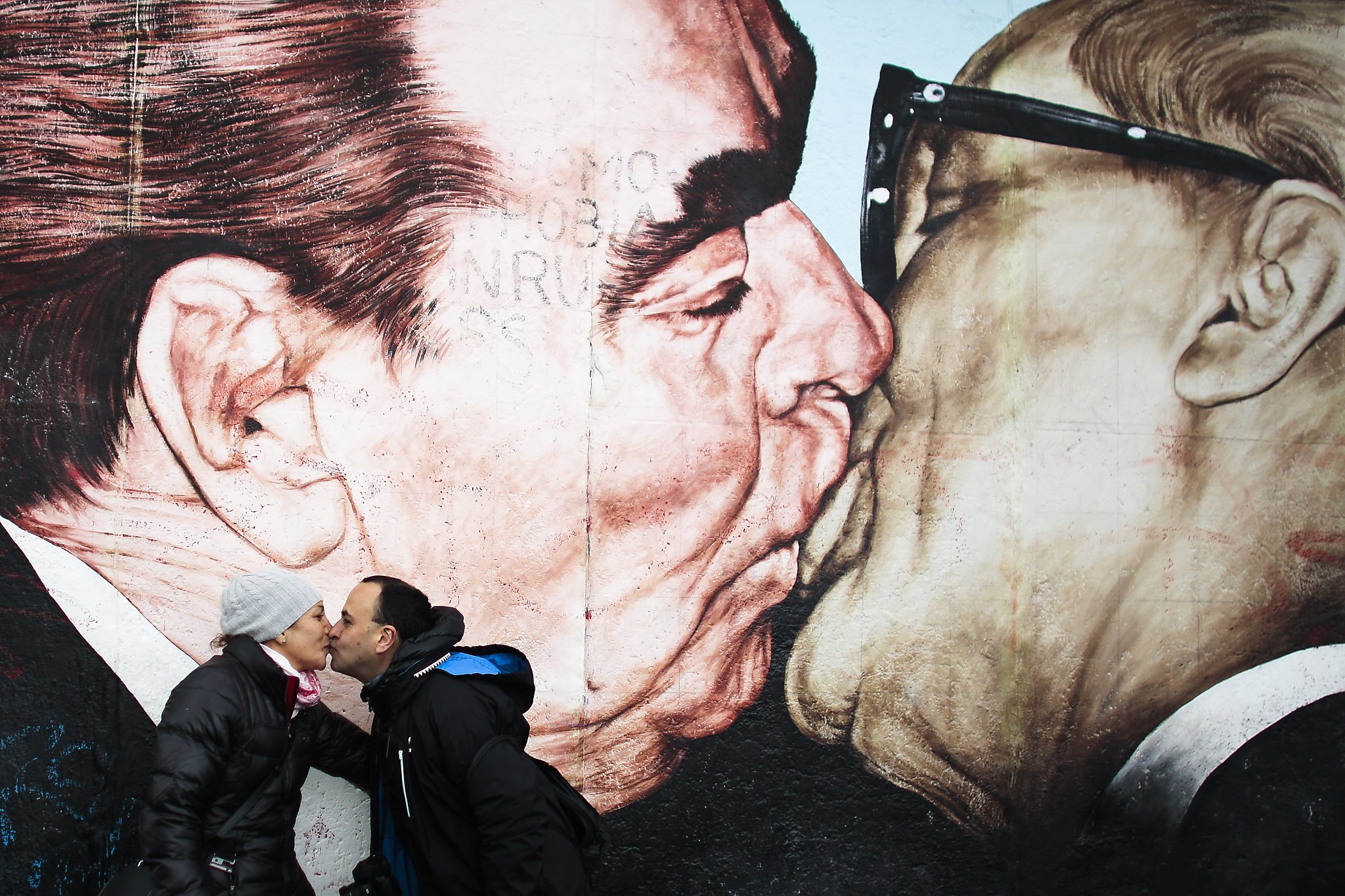 Брежнев прости. Брежнев и Хонеккер. Поцелуй Брежнева и Хонеккера. Брежнев и Хонеккер граффити. Брежнев и Хонеккер на Берлинской стене.