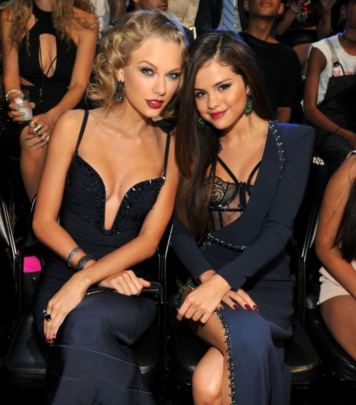 Taylor Swift and Selena Gomez They became friends when they were both dating Jonas Brothers. If that doesn't say early 2000s, we don't know what does.
