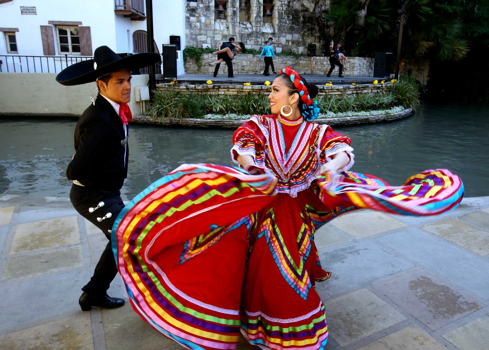 Music and dancing at Fiesta Noche del Rio