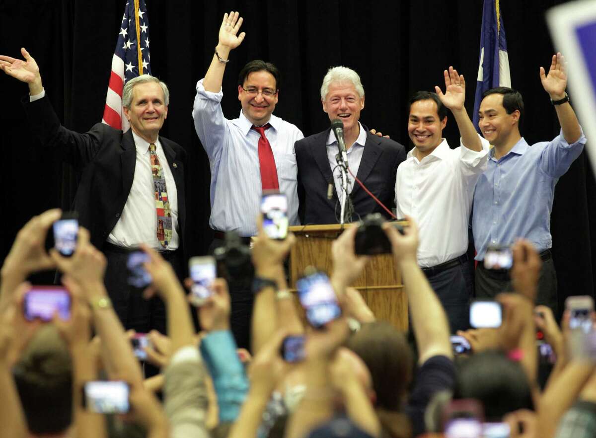 Former President Bill Clinton, surrounded by Lloyd Doggett (from left) Pete Gallego, Julián Castro and Joaquin Castro.