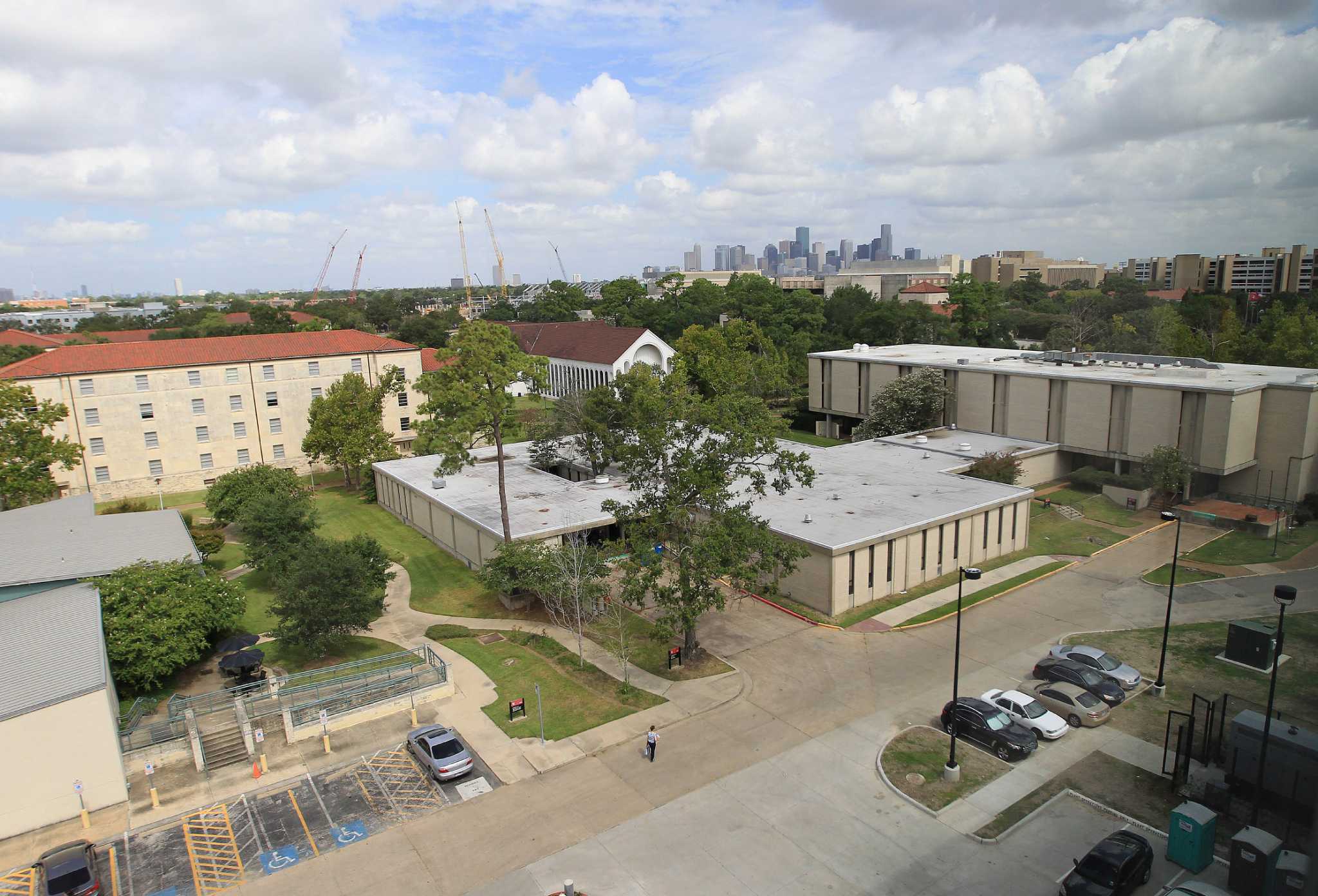 UH Could Require Freshmen To Live On Campus