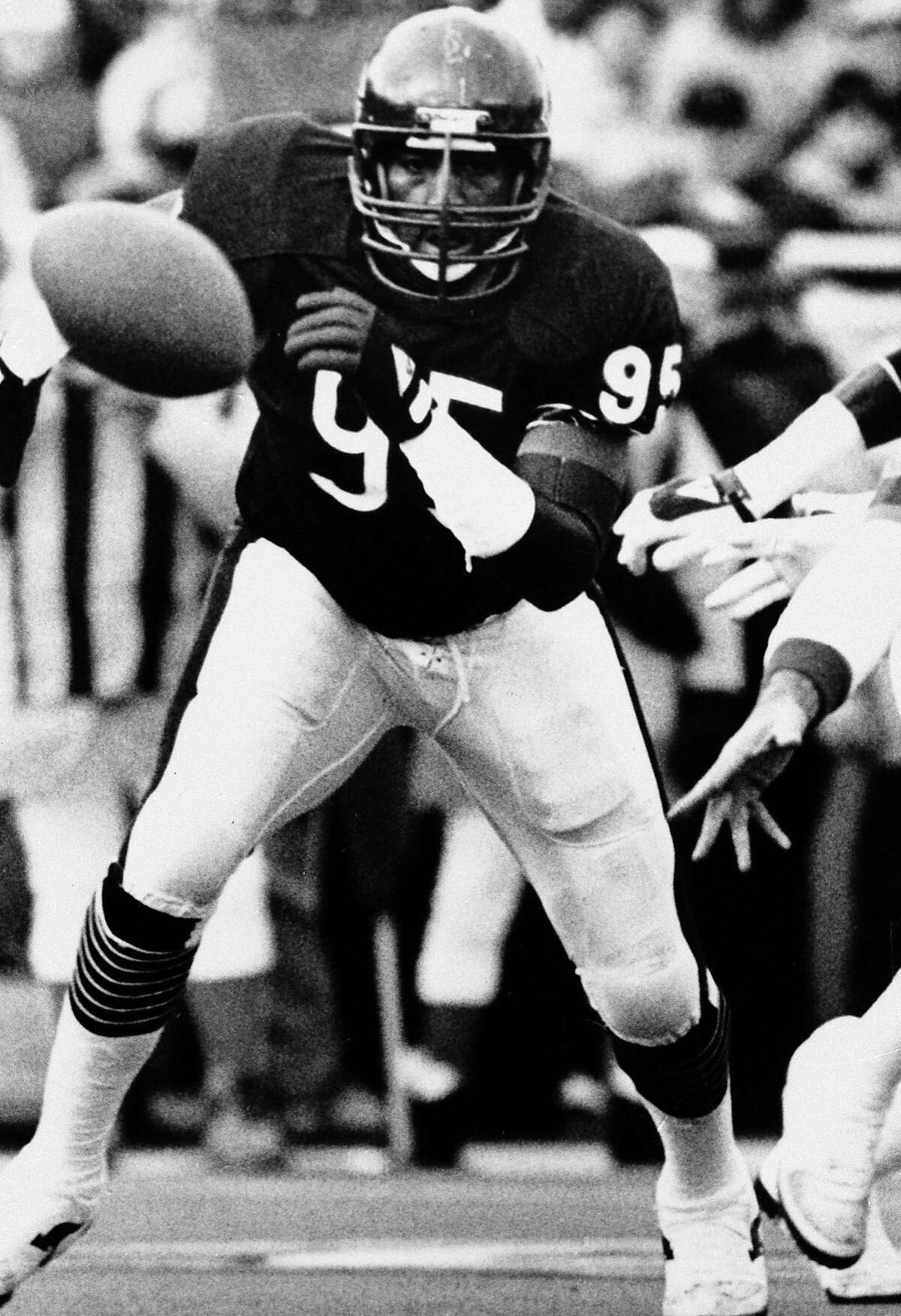 FILE - This Jan. 16, 1986 file photo shows Chicago Bears defensive end Richard Dent chases a loose ball during the NFL playoffs in Chicago. A group of retired NFL players says in a lawsuit filed Tuesday that the league, thirsty for profits, illegally supplied them with risky narcotics and other painkillers that numbed their injuries for games and led to medical complications down the road. The complaint names eight players, including three members of the Super Bowl champion 1985 Chicago Bears: Dent, offensive lineman Keith Van Horne, and quarterback Jim McMahon. Lawyers seek class-action status, and they say in the filing that more than 400 other former players have signed on to the lawsuit. (AP Photo, File)