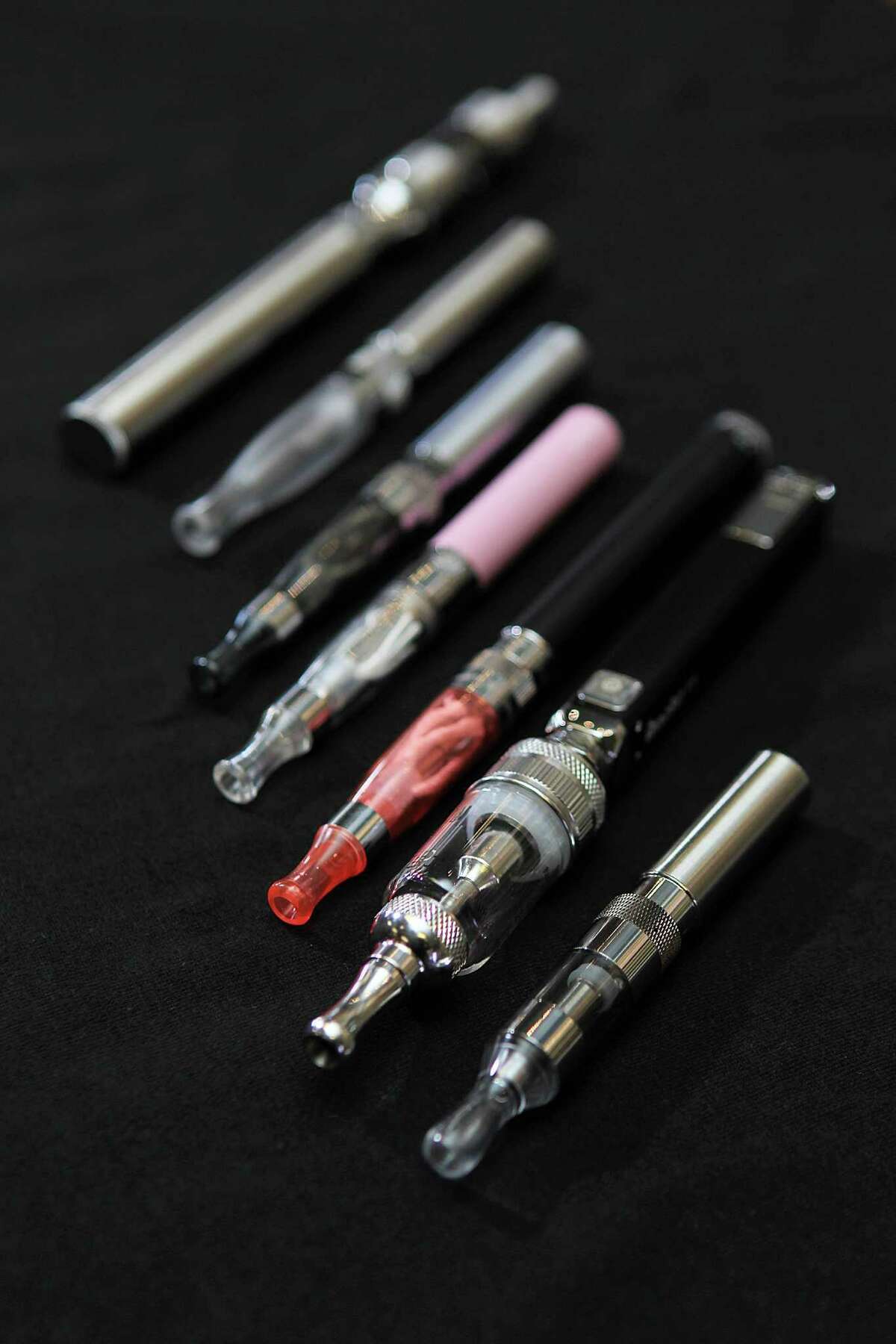 Appearance  Many e-cigarettes are manufactured to look like conventional cigarettes, cigars, or pipes. Some resemble everyday items such as pens and USB memory sticks.