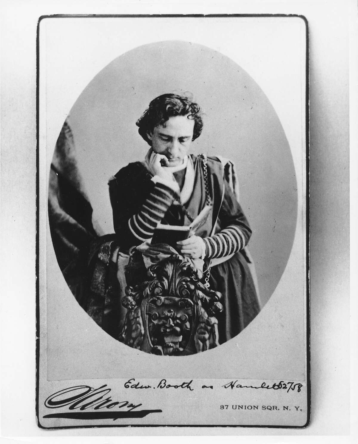 埃德温·布斯饰演哈姆雷特，照片背后是另一张来自Cal-Pictures的照片