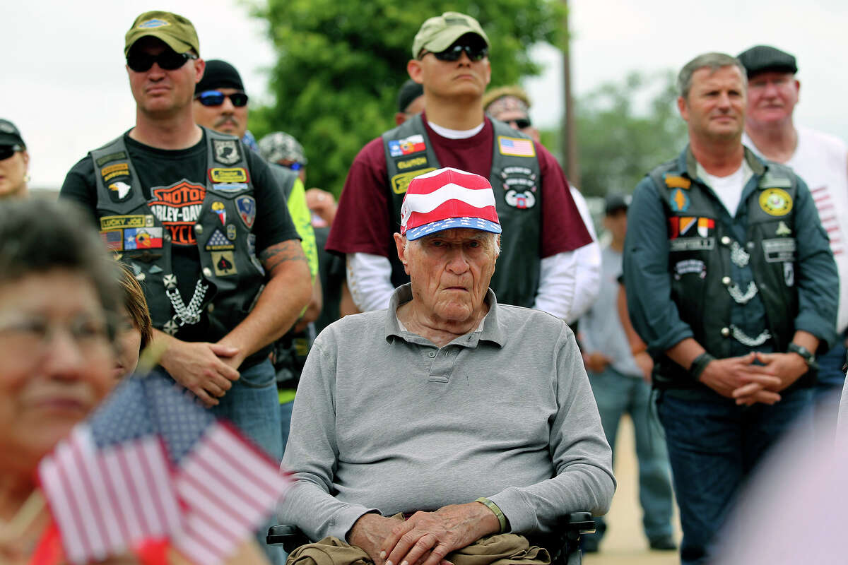 Bikers pay tribute to veterans