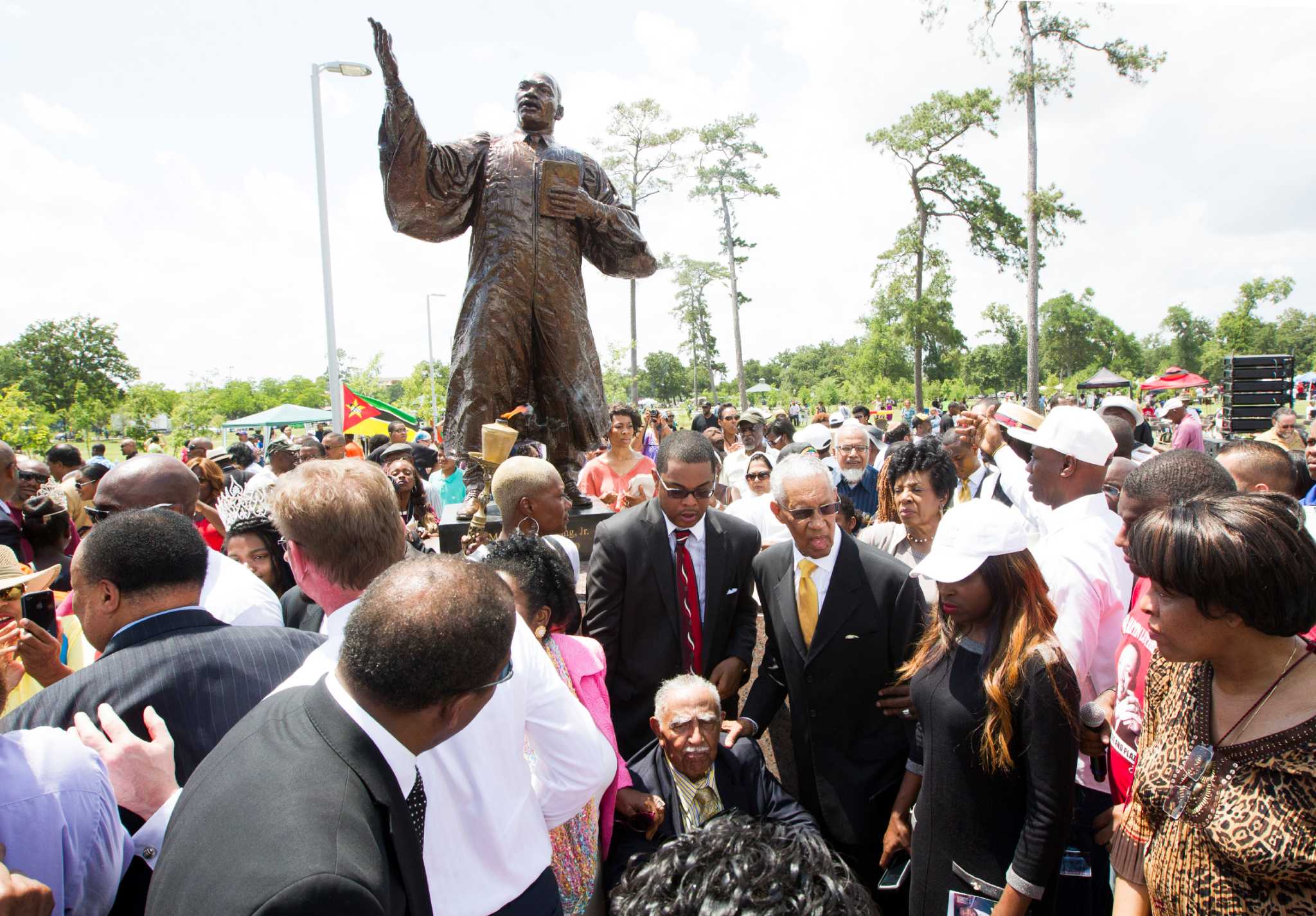 3,000 turn out to witness unveiling of MLK statue - Houston Chronicle