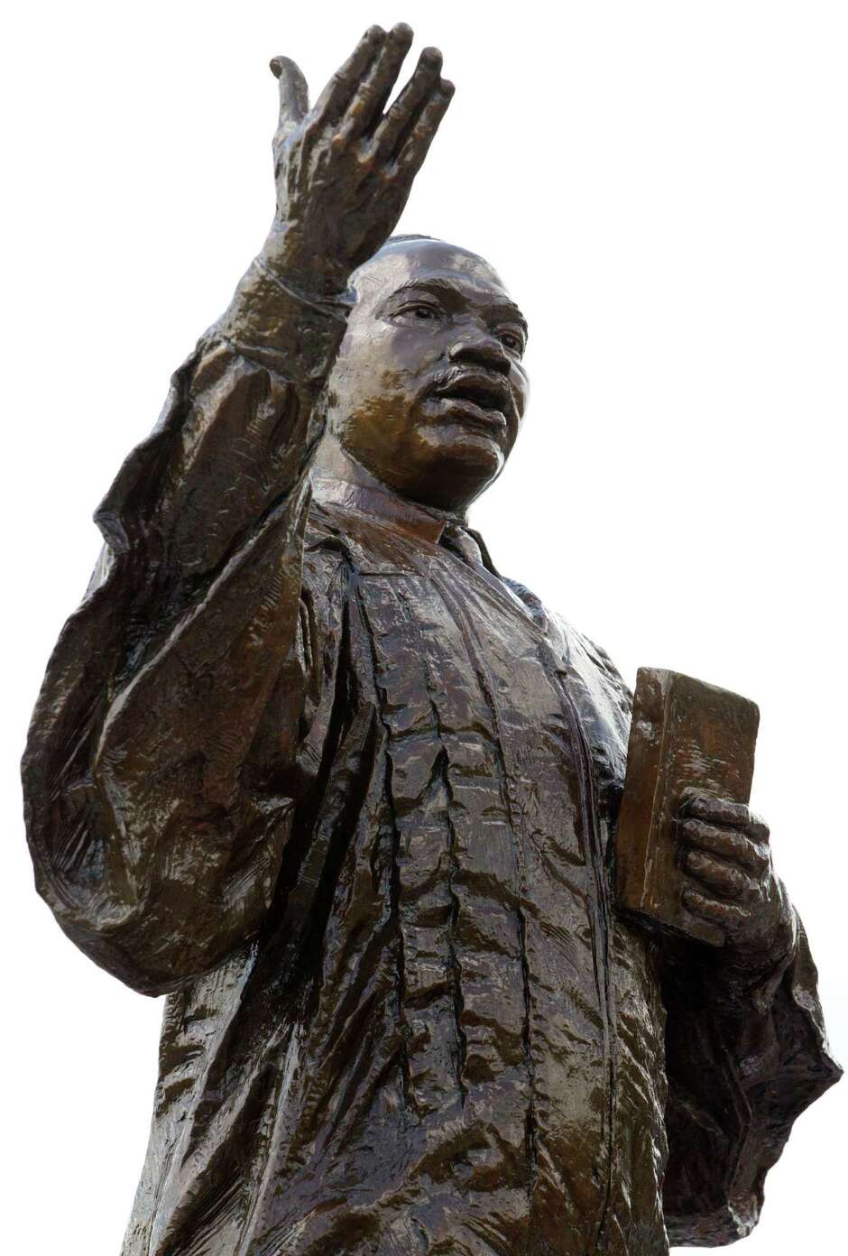 3,000 turn out to witness unveiling of MLK statue